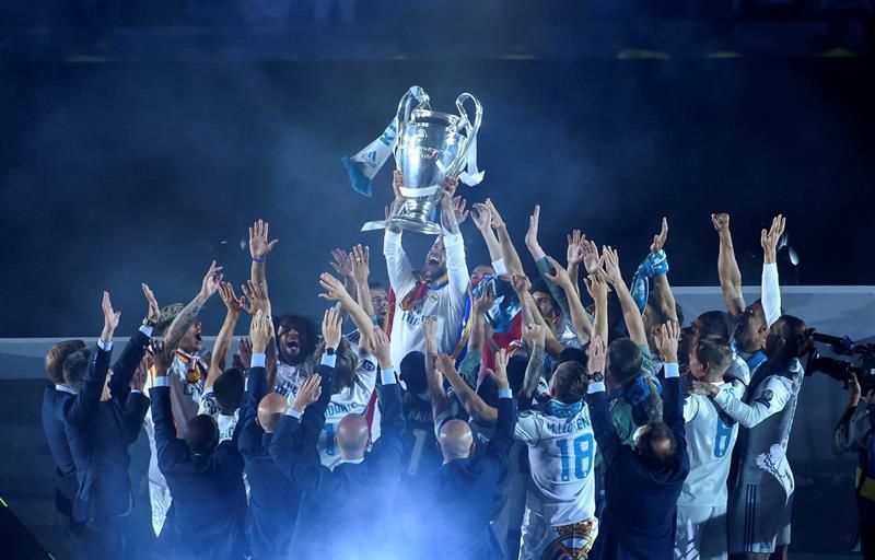 La plantilla de fútbol cerró la fiesta ante su público