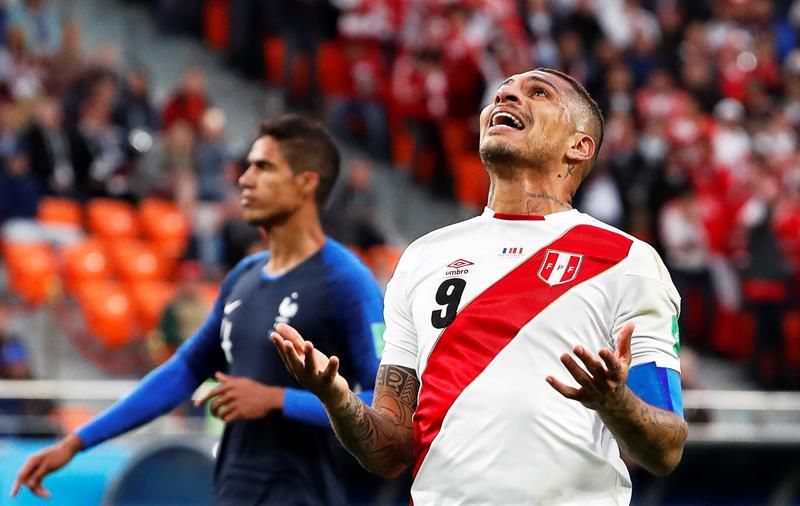 Paolo Guerrero vio cómo su lucha por jugar el Mundial acabó en el segundo partido