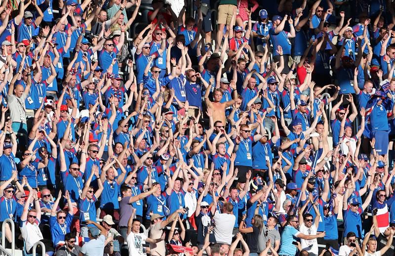 La afición islandesa acudió al partido de su equipo con la posibilidad de acercarse a los octavos de final 