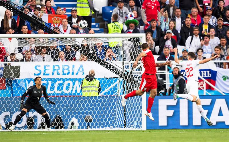 Mitrovic afianzó la candidatura serbia al liderato del grupo con un gol precoz ante Suiza