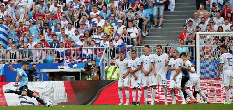 Luis Suárez abrió la lata en el 3-0 que coronó a los uruguayos