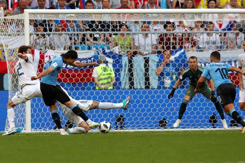 Edinson Cavani batallaría por estrenarse en el Mundial