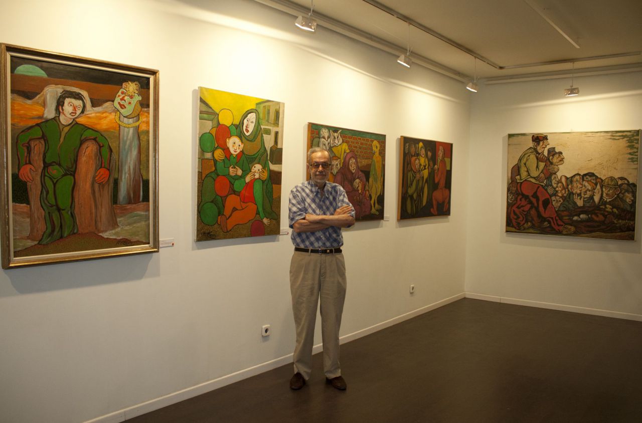 Antonio Leyva posa junta las obras de Francisco Mateos expuesta en la Galería Orfila