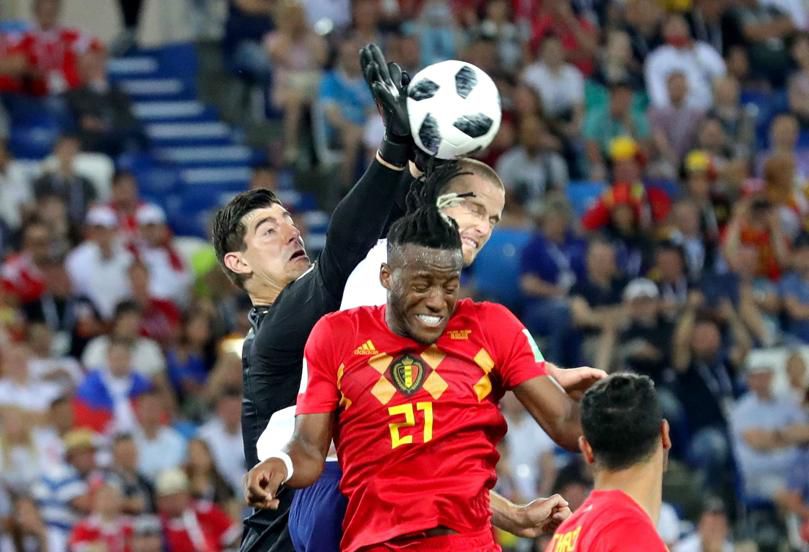 Courtois no tuvo muco trabajo, pero sostuvo a sus compañeros en el juego aéreo