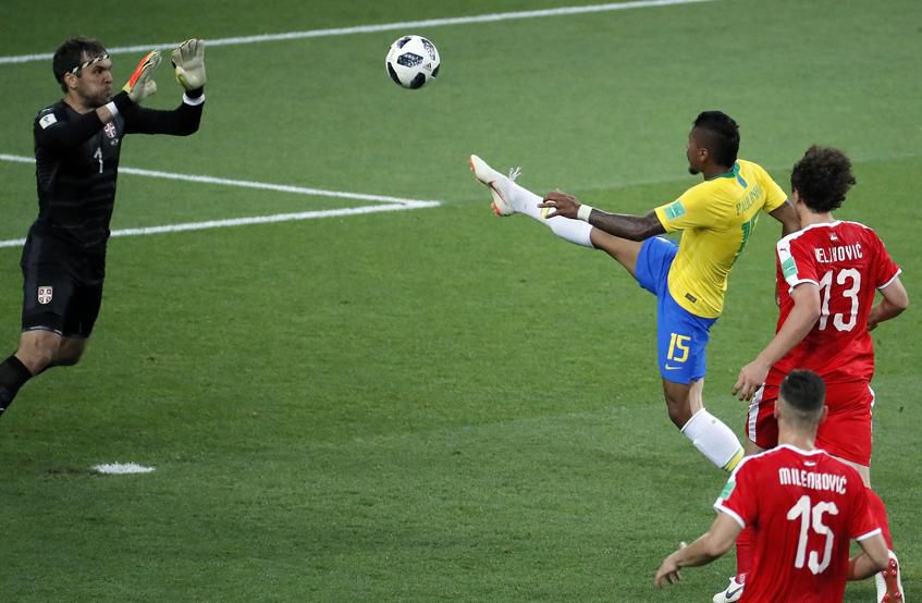 Paulinho abriría el marcador, traduciendo en puntos el dominio de su equipo
