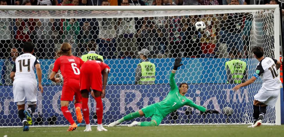El golazo de penalti de Bryan Ruiz defendió la dignidad 'tica', que sumaría un punto
