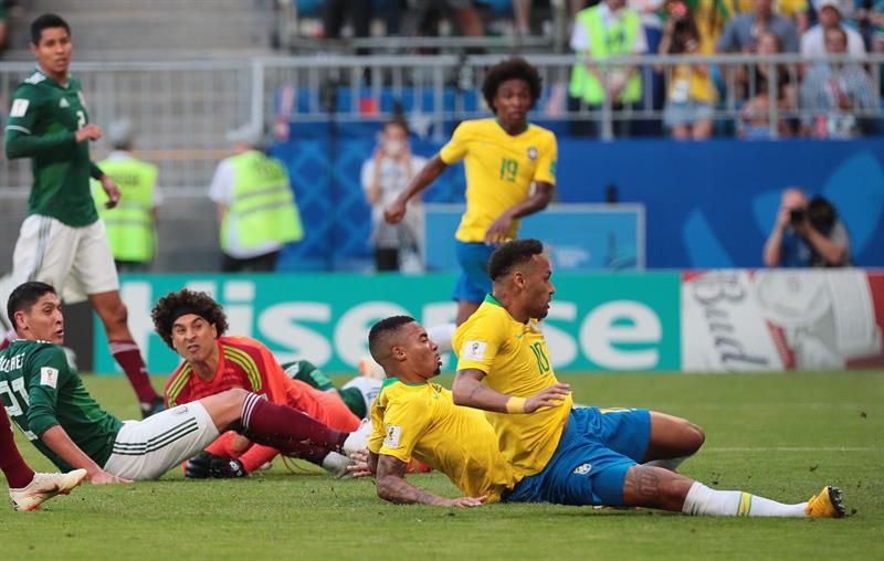 William fue el elemento que desequilibró. Aquí da la asistencia a Neymar para el 1-0