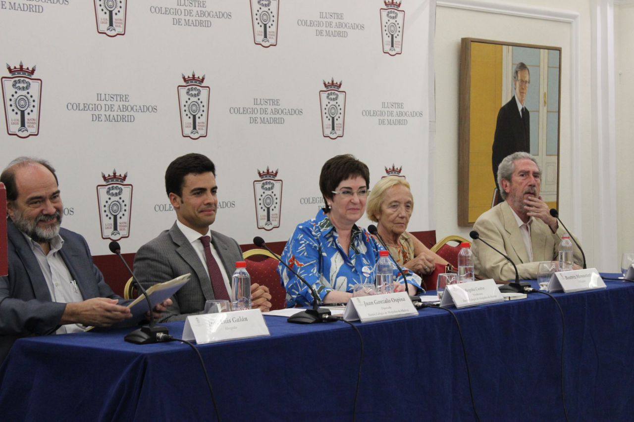 José Luis Galán, Juan Gonzalo Ospina, Begoña Castro, Beatriz Monasterio y Juan Luis Ydoate participan en la mesa redonda Hoy y ayer en el ejercicio del derecho de defensa