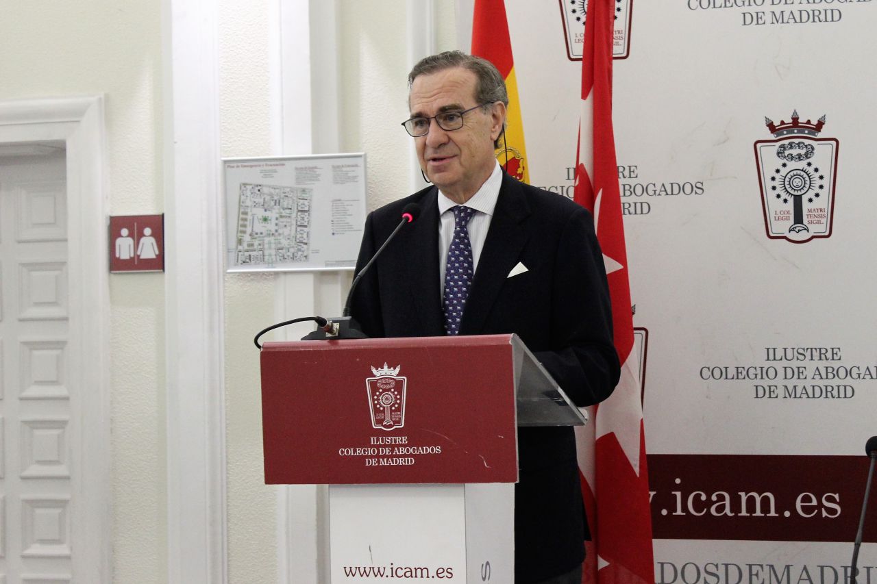 José María Alonso interviene en la inauguración de la jornada 40 años consagrando el derecho de defensa