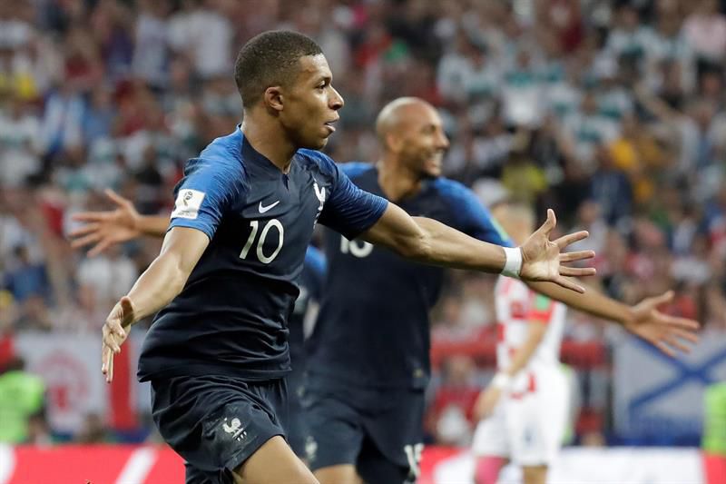 Acto y seguido, el jugador del PSG sentenció al triunfo con otro gol.