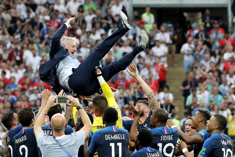 Finalmente, Dechamps hizo historia y fue manteado por los suyos