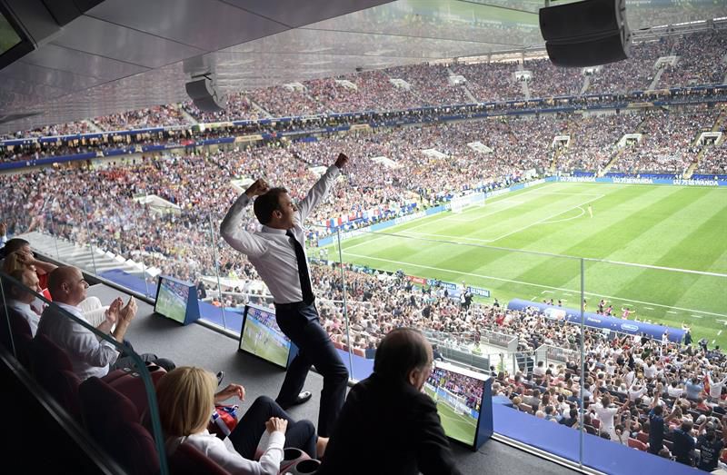 Emmanuel Macron se dejó llevar por las emociones en el palco