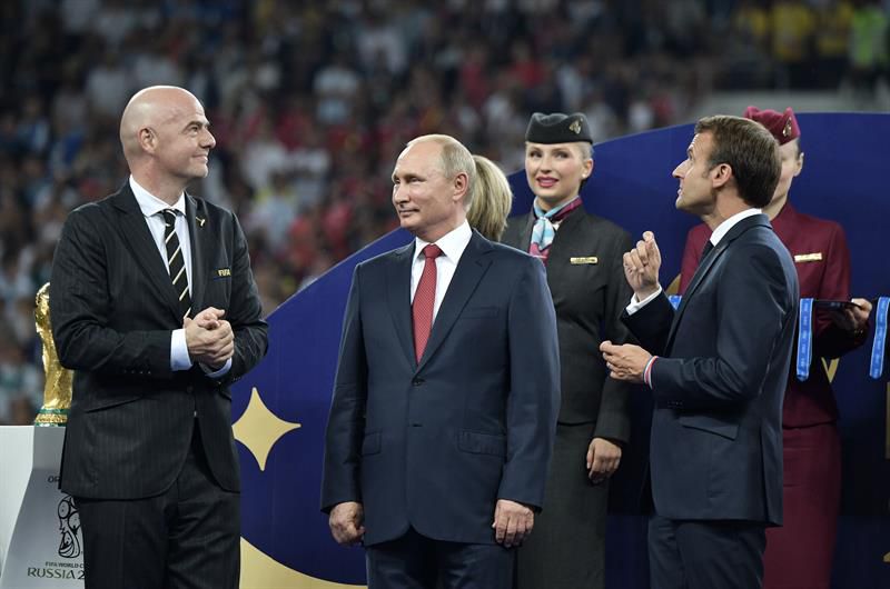 Putin entregó la copa al lado del presidente de la FIFA, Gianni Infantino