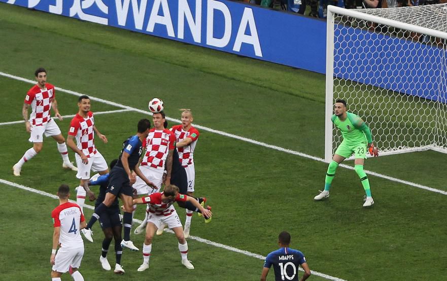 Una polémica falta, provocada y lanzada por Griezmann, concluyó en el 1-0. Gol en propia meta de Mandzukic
