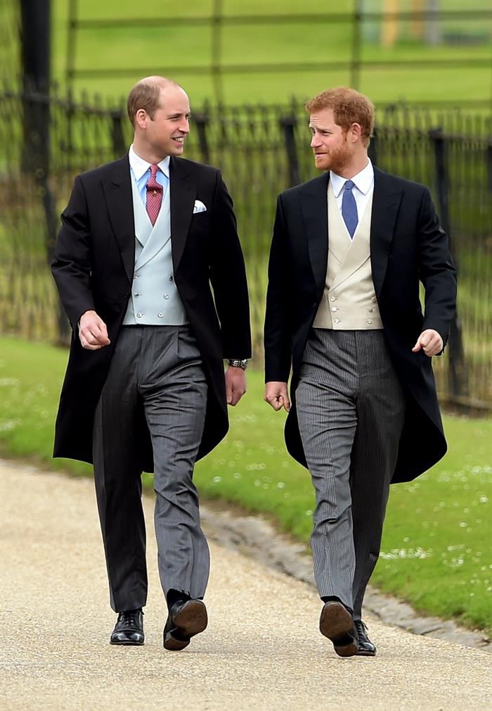 A la izquierda, el Príncipe William, Duque de Cambridge y, a la derecha, el Príncipe Harry