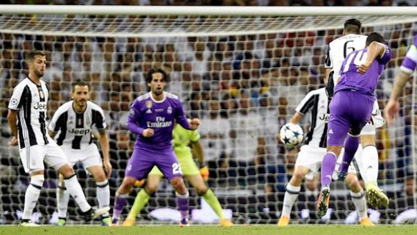 Buffon no pudo hacer nada ante el desvío de la trayectoria que sufrió el chut del brasileño