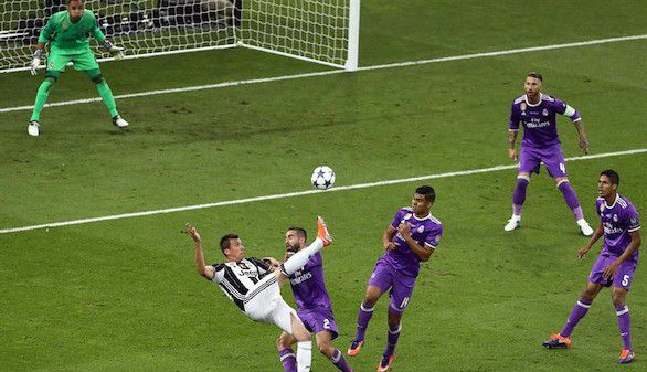 Una chilena de Mandzukic empató el partido y coronó la valiente reacción italiana