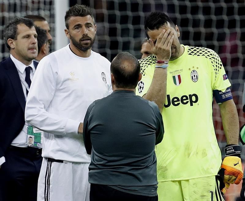 Buffon, de 39 años y desconsolado, perdió su tercera final de Liga de Campeones
