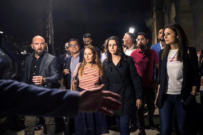 Inés Arrimadas y su grupo parlamentario abandonan el Parlament este 1 de octubre