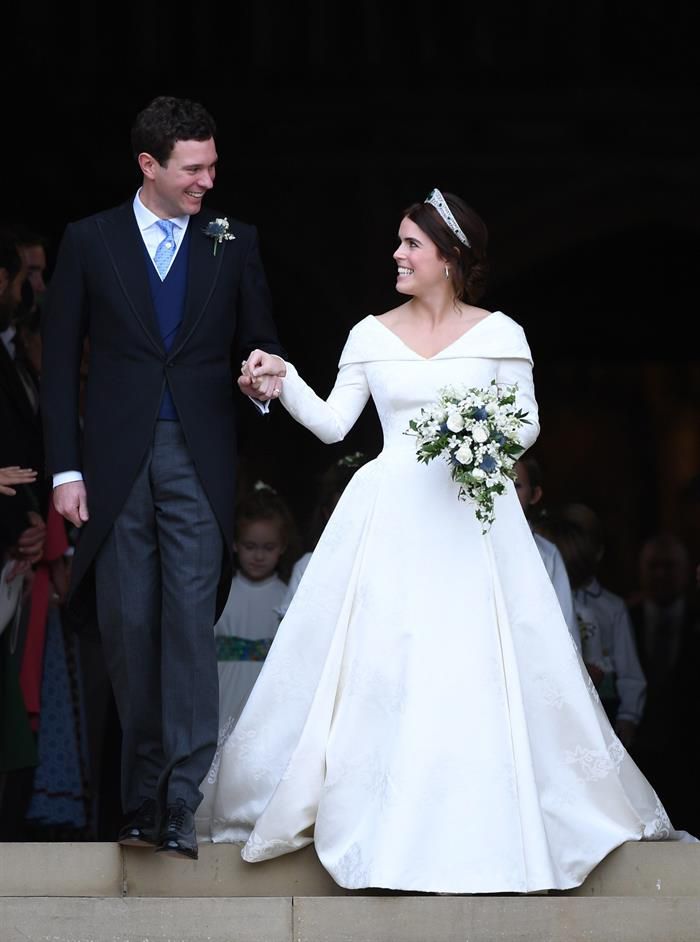  La princesa Eugenia (d) y su marido Jack Brooksbank (i) abandonan la capilla de San Jorge.
