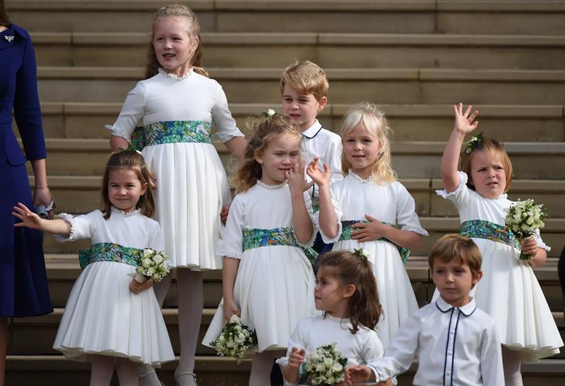 La princesa Carlota (i) posa junto al resto de pajes frente a la Capilla de San Jorge.