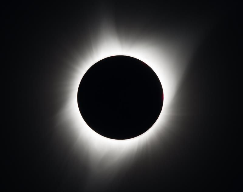 Fotografía cedida por la NASA que muestra el eclipse solar total visto desde Madras, Oregon (Estados Unidos) hoy, 21 de agosto del 2017. El eclipse de hoy será un acontecimiento en EE.UU., donde será total y se podrá ver de costa a costa. 