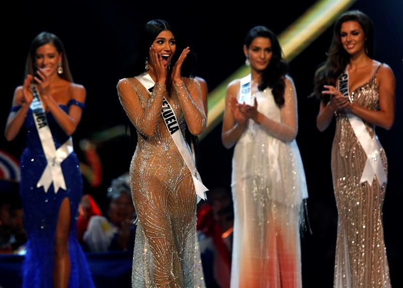 La candidata de Venezuela Sthefany Gutiérrez reacciona tras ser nombrada segunda dama de honor durante la gala de Miss Universo 2018.