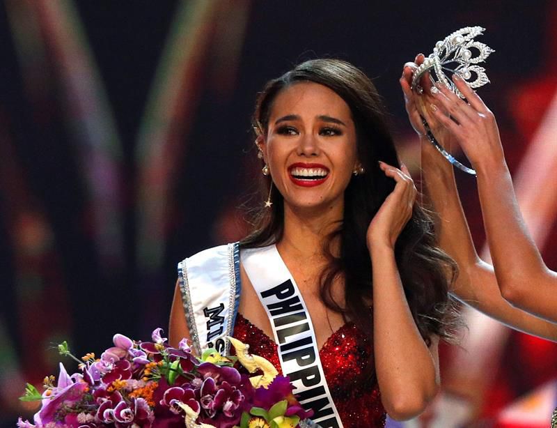 La filipina Catriona Gray posa tras ser coronada Miss Universo 2018.
