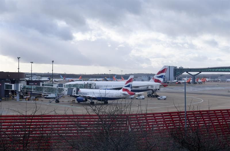 Una multitud de viajeros esperan en el aeropuerto de Gatwick en Londres.