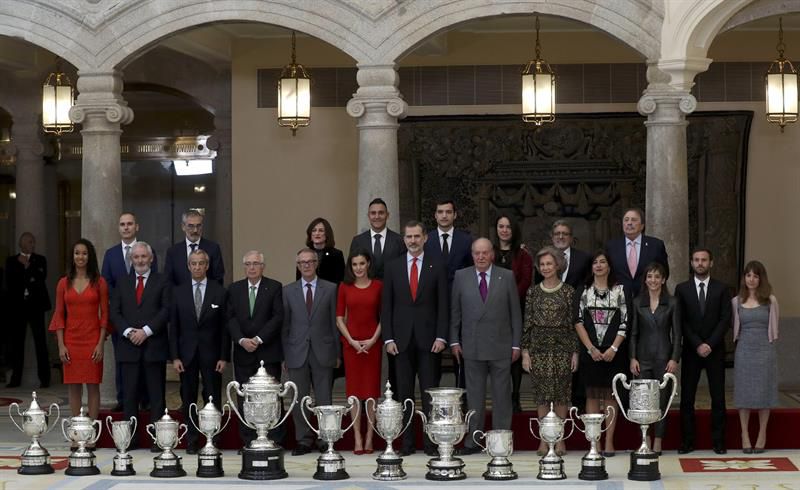 Los Reyes Felipe y Letizia posan junto a los Reyes eméritos Juan Carlos y Sofía en la foto de familia de la ceremonia de entrega de los Premios Nacionales del Deporte 2017.