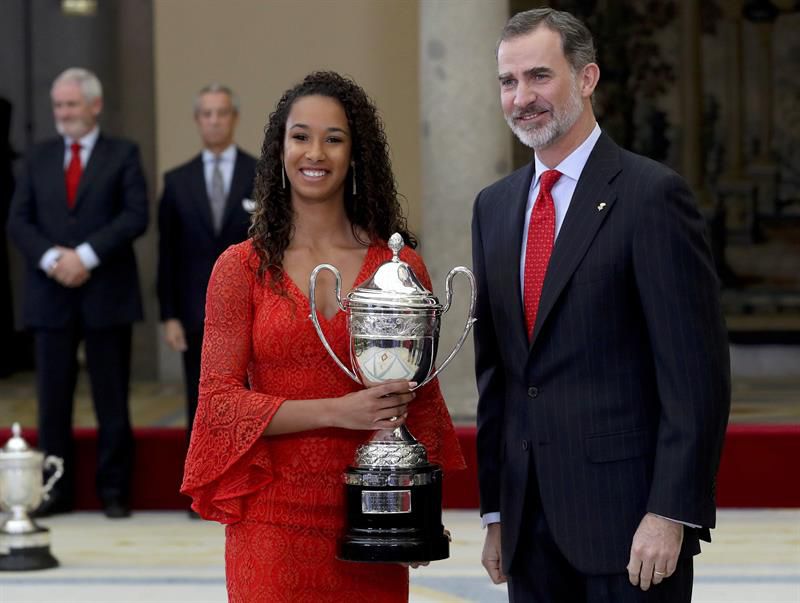 El rey Felipe hace entrega del premio Princesa Leonor, galardón al mejor deportista menor de 18 años, a la atleta María Vicente.