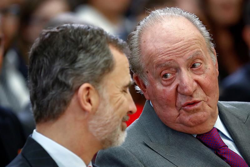 El Rey Felipe charla con el Rey emérito.