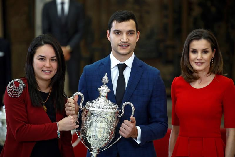 La reina Letizia hace entrega de la Copa Barón de Güell, que reconoce al mejor equipo o selecciones nacionales, a los representantes de las selecciones femenina y masculina de Hockey Patines.