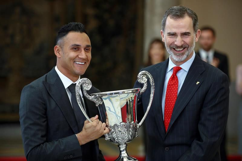 El guardameta costarricense del Real Madrid Keylor Navas recoge el Trofeo Comunidad Iberoamericana que le ha entregado el Rey Felipe VI.
