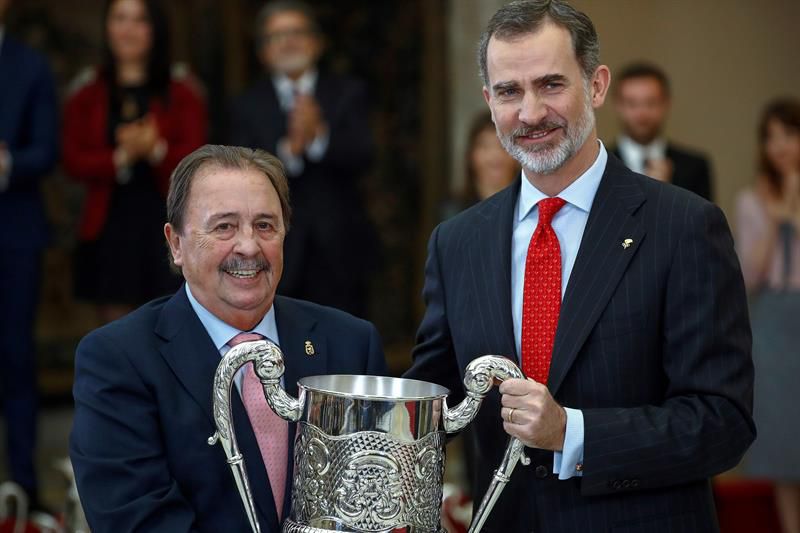 El exentrenador de balonmano Juan de Dios Román recoge el Premio Nacional Francisco Fernández Ochoa a la trayectoria.