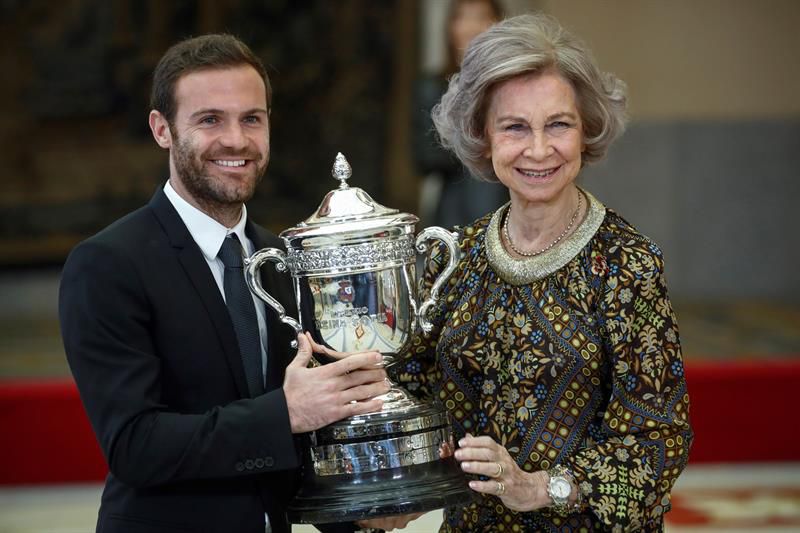 La reina Sofía hace entrega del premio que lleva su nombre al futbolista Juan Mata, galardón otorgado a la la persona o entidad destacada por un gesto relevante de nobleza o juego limpio.