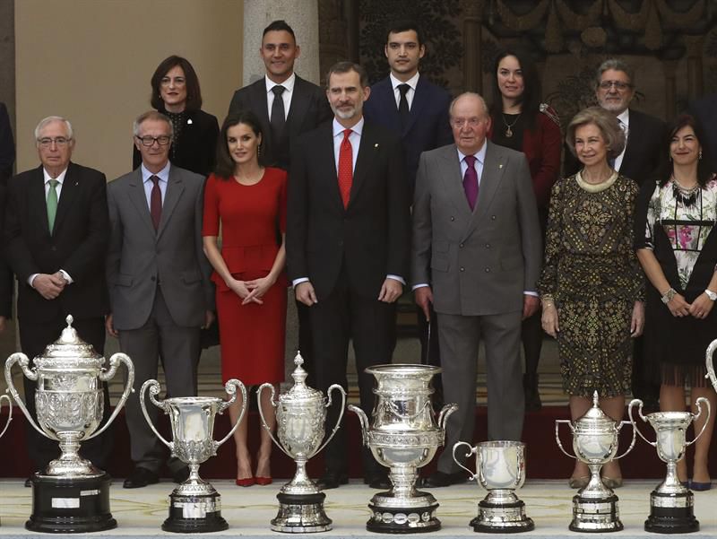Los Reyes Felipe y Letizia posan junto a los Reyes eméritos Juan Carlos y Sofía en la foto de familia de la ceremonia de entrega de los Premios Nacionales del Deporte 2017.