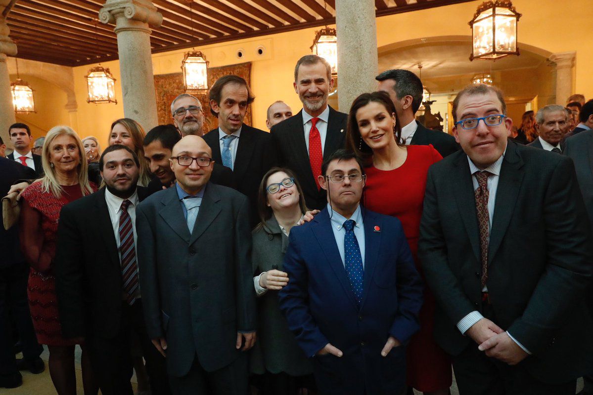 Los Reyes posan con el reparto de la película 'Campeones'.