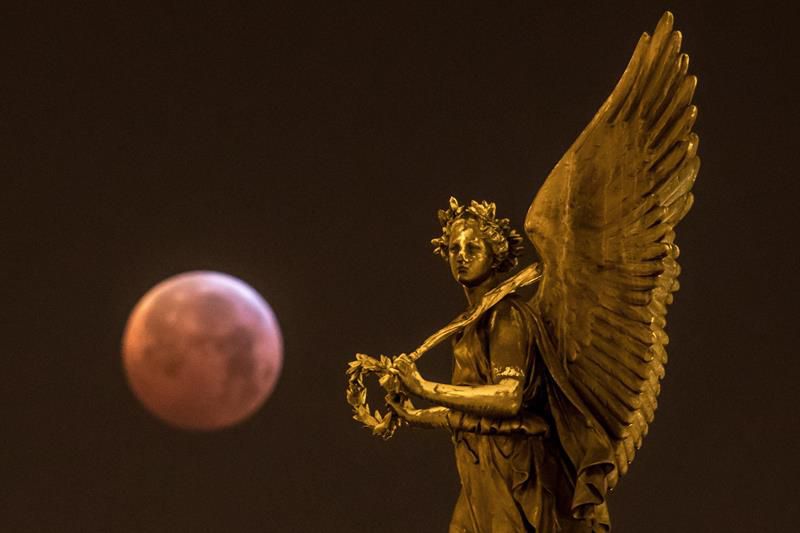 Súper luna de sangre vista desde Praga (República Checa).
