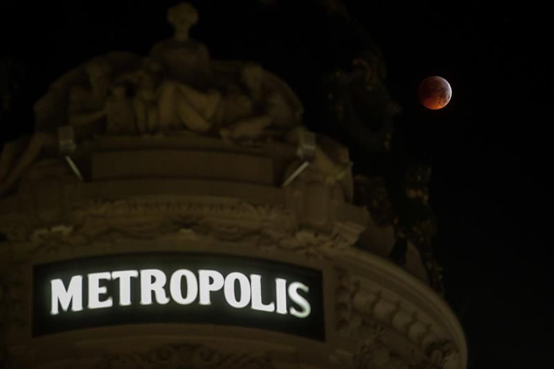 Eclipse total de luna, que ha sido visible en España esta madrugada entre las 5:41 horas y las 6:43 horas, fotografiado desde la madrileña calle Alcalá.