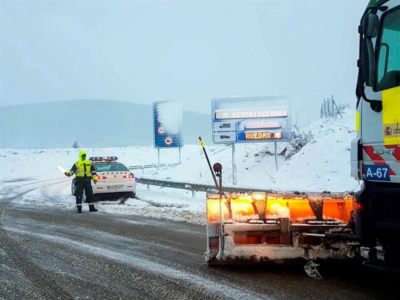 Fotografia facilitada por la Guardia Civil de la autopista A-67 a la altura de la localidad cántabra de Mataporquera.