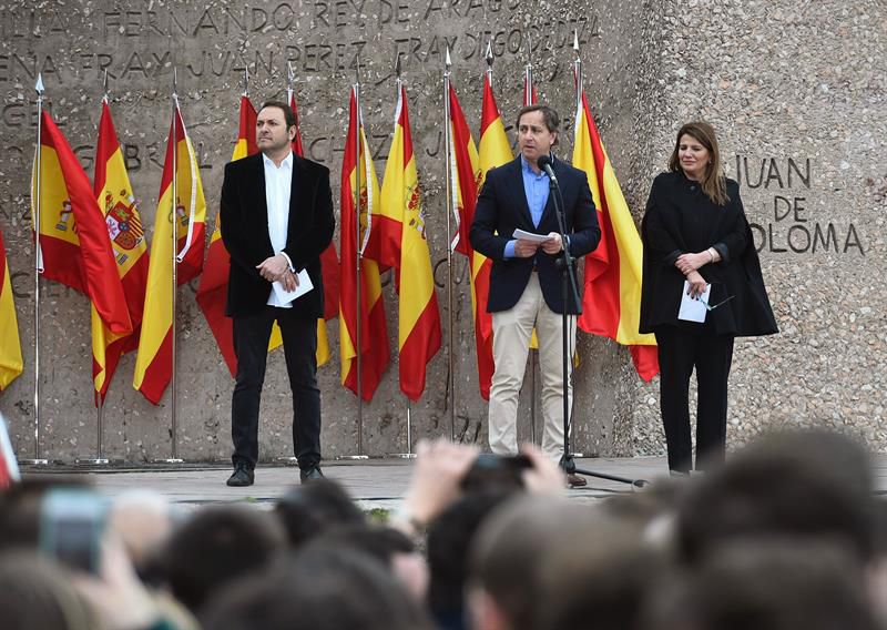 Los periodistas Carlos Cuesta (c), María Claver (d) y Albert Castillón (i) han leído un manifiesto durante la concentración convocada por PP y Ciudadanos.