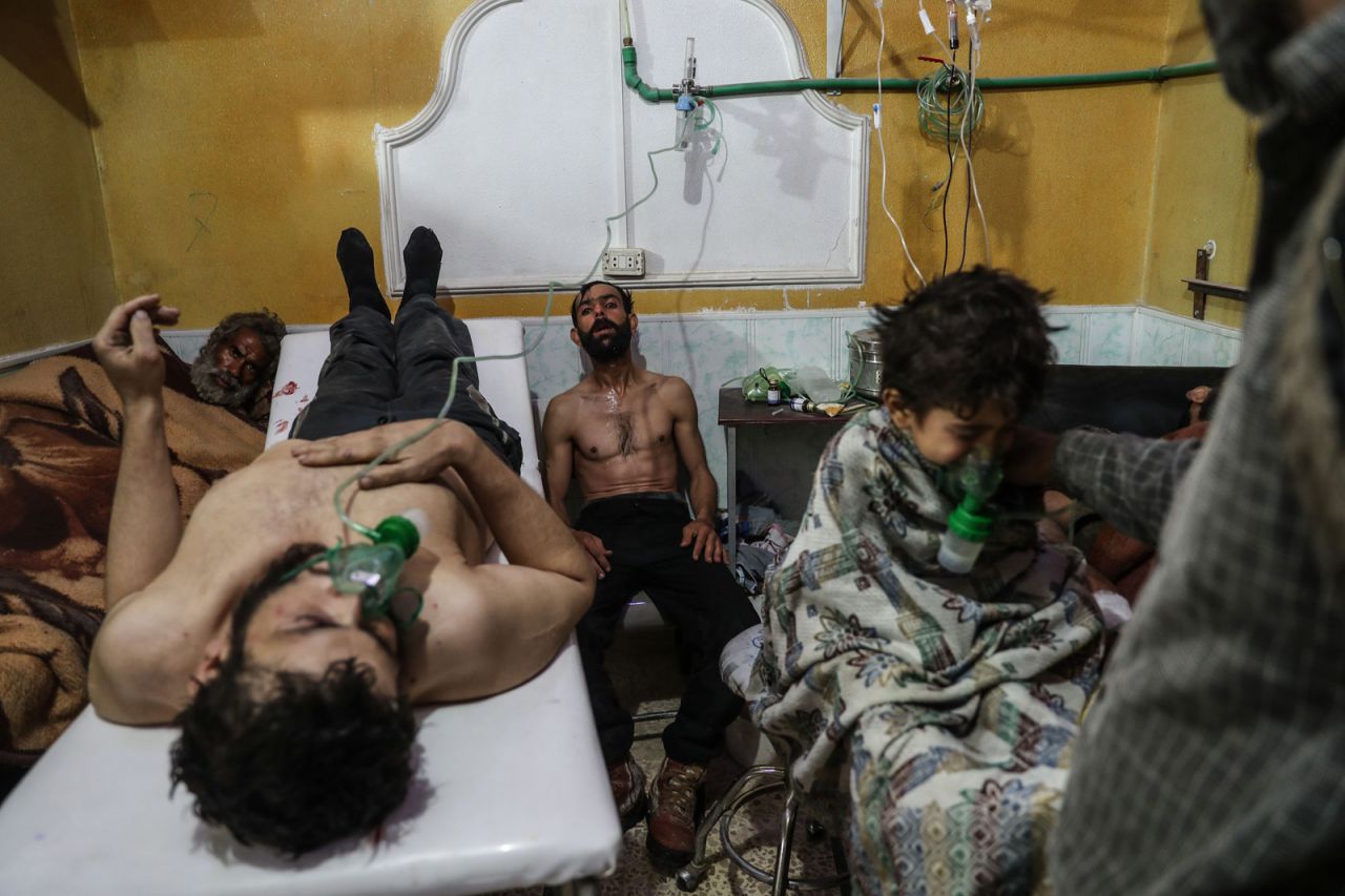 Un hombre y un niño reciben tratamiento después del presunto ataque con gas en al-Shifunieh, el 25 de febrero de 2018.