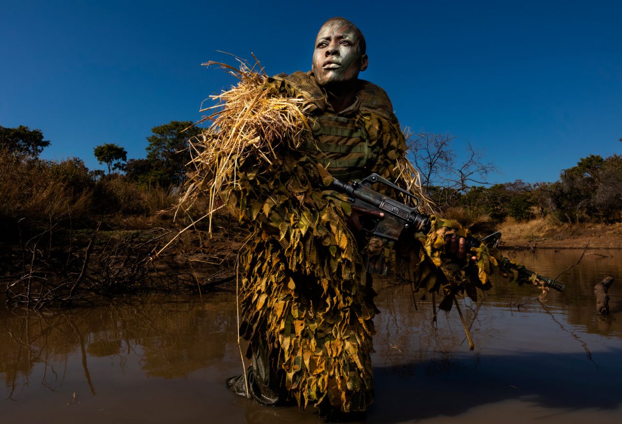 Petronella Chigumbura (30), miembro de una unidad femenina contra la caza furtiva llamada Akashinga, participa en entrenamiento de ocultación y ocultamiento en el Parque de Vida Silvestre de Phundundu, Zimbabwe.