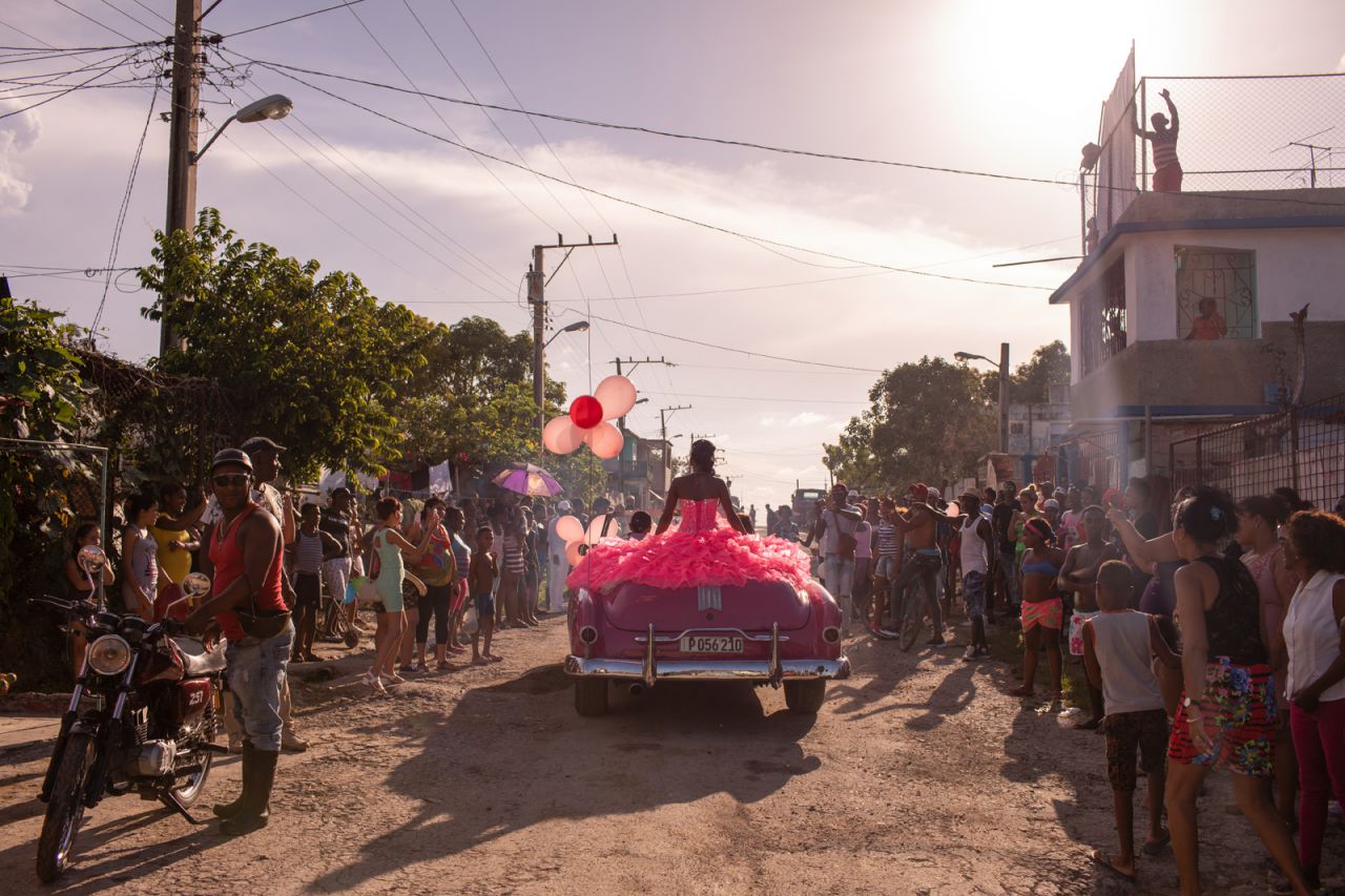 Pura recorre su vecindario en un convertible rosado de la década de 1950, mientras la comunidad se reúne para celebrar su decimoquinto cumpleaños en La Habana, Cuba.