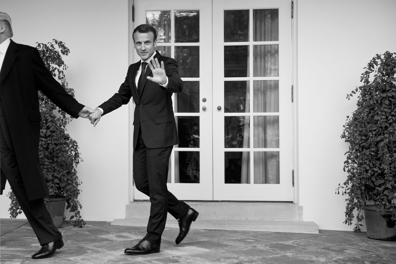 El presidente de los Estados Unidos, Donald Trump, lleva de la mano al presidente de Francia, Emmanuel Macron, mientras caminaba hacia la Oficina Oval de la Casa Blanca, en Washington DC, el 24 de abril de 2018.