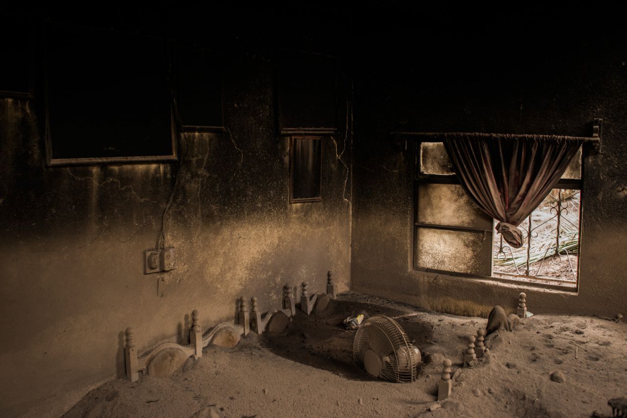 La sala de estar de una casa abandonada en San Miguel Los Lotes, Guatemala, se encuentra cubierta de ceniza después de la erupción del Volcán de Fuego el 3 de junio de 2018.