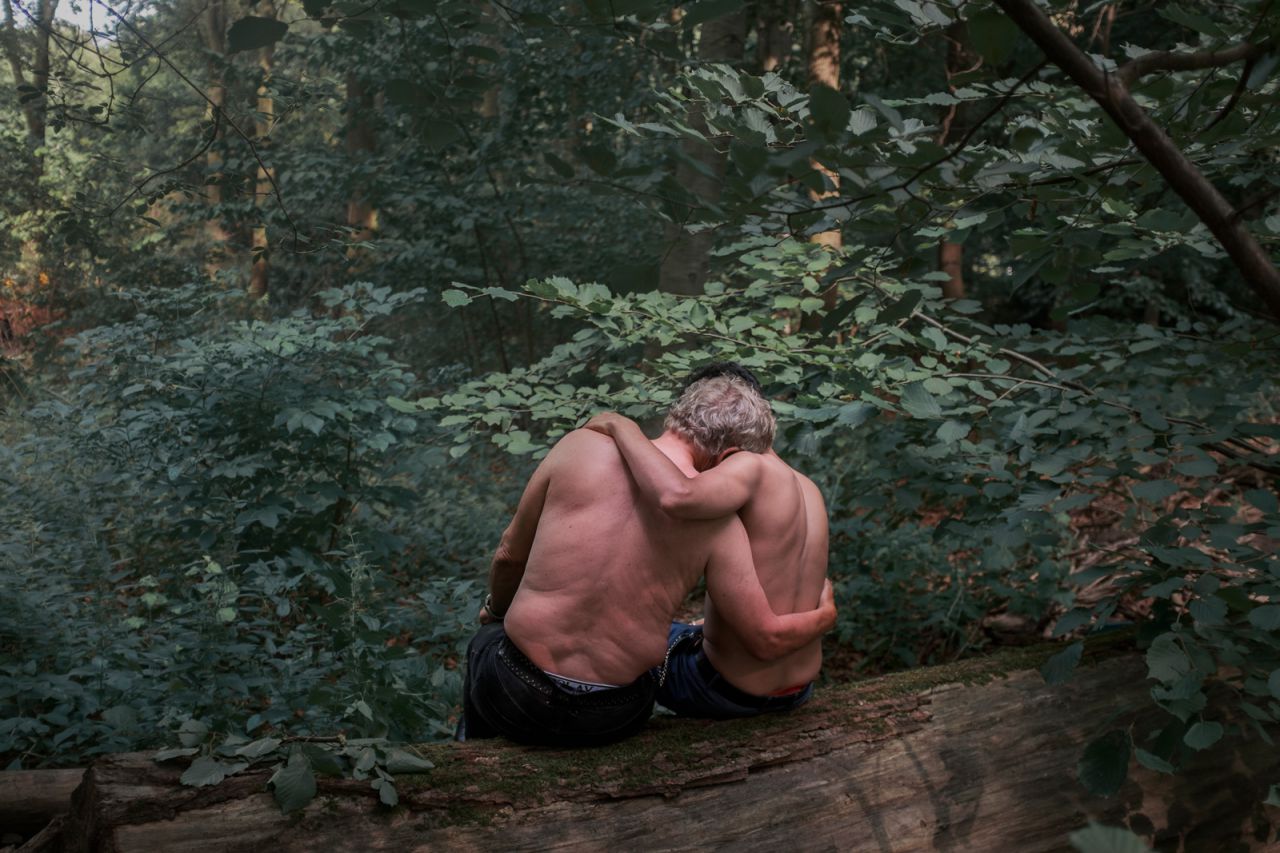 Jochen (71) y Mohamed (21; no es su nombre real) se sientan en el Tiergarten, Berlín. Jochen se enamoró después de conocer a Mohamed, una trabajadora sexual en el parque. Han estado saliendo durante 19 meses.