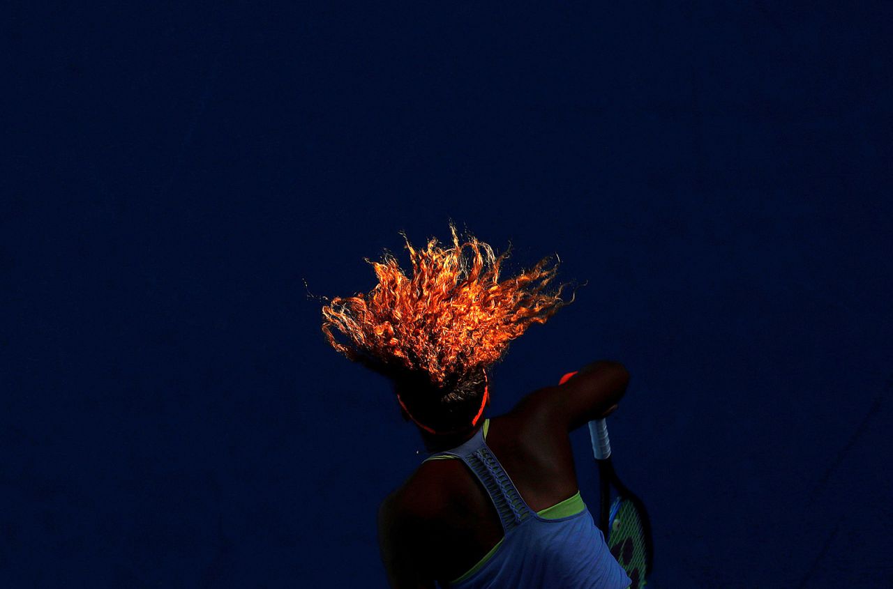 Naomi Osaka sirve durante su partido contra Simona Halep de Rumania durante el torneo de tenis Abierto de Australia, en el Margaret Court Arena, Melbourne, Australia, el 22 de enero.