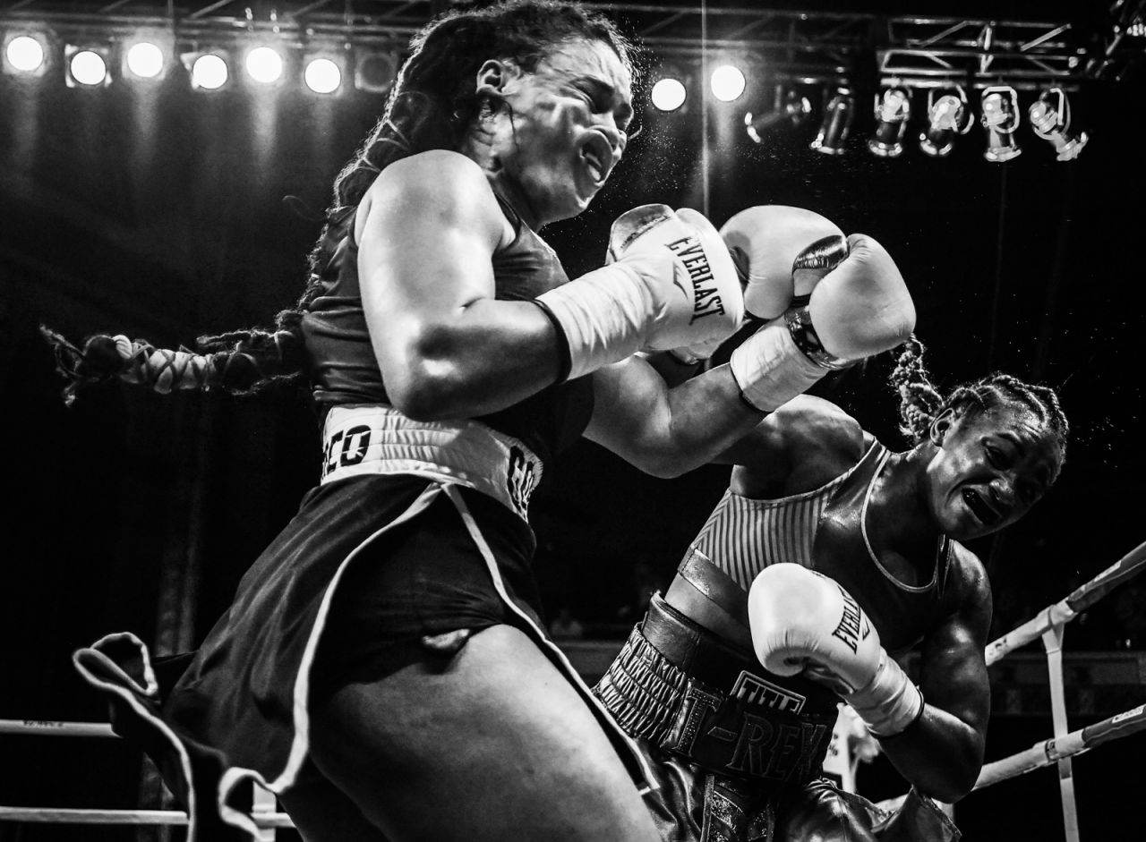 La campeona olímpica Claressa Shields (derecha) se encuentra con Hanna Gabriels en un combate de boxeo en el Templo Masónico en Detroit, Michigan, EE. UU., El 22 de junio.
